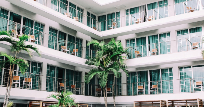 Vista de habitaciones desde fuera de un hotel